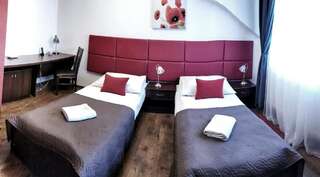 Отель Dworek za Lasem Warta Двухместный номер с двуспальной кроватью и дополнительной кроватью-5