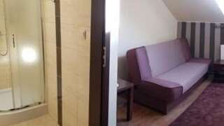 Отель Dworek za Lasem Warta Одноместный номер с собственной ванной комнатой-2